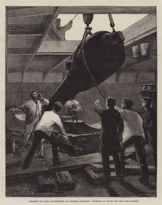 Armamento della HMS Northampton nel cantiere navale di Chatham, abbassando un cannone da 18 tonnellate nella batteria