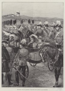 La visita reale ad Aldershot, gli Scots Greys che trottano davanti alla Regina