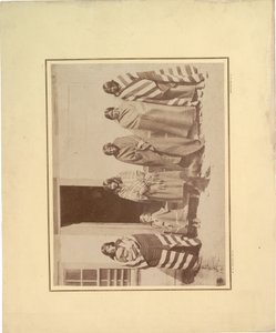 Gruppo di cinque donne native americane con bambina e neonato, 1871