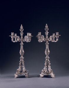 Coppia di candelabri a quattro luci di grande importanza, commissionati per Giorgio II, realizzati da Balthasar Friedrich Behrens, Hannover, 1736-37
