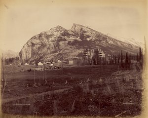 Twin Peaks e C.P.R. Hotel, Banff da William McFarlane Notman