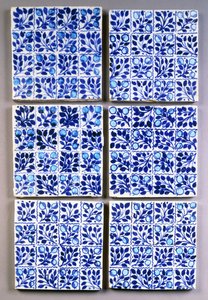 Sette piastrelle quadrate blu 