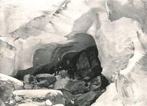 Le Montagne Rocciose: grotta di ghiaccio nel Grande Ghiacciaio, Monte Sir Donald, Canada, 1895 da William Notman and Son
