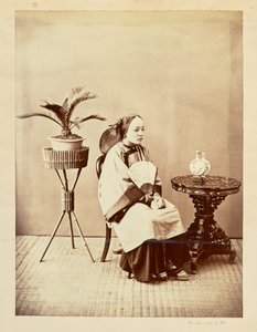 [Ritratto in studio di una giovane donna seduta con un ventaglio in mano]. da William Saunders
