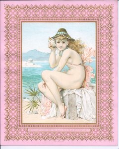 Cartolina di Capodanno vittoriana di una bellezza in spiaggia che tiene una conchiglia all