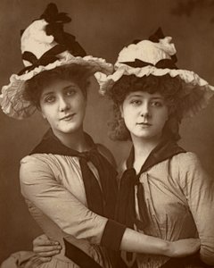 Due rose, Maude Millett e Annie Hughes, attrici britanniche, 1888 da William and Daniel Downey