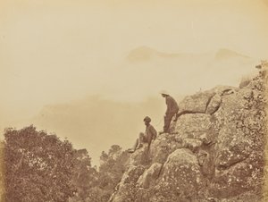 [Uomini in piedi su formazioni rocciose] da Willoughby Wallace Hooper