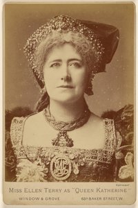 La signorina Ellen Terry nel ruolo della "Regina Katherine". da Window and Grove