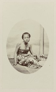 Ragazza seduta