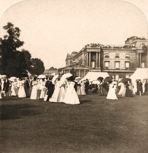 Festa in giardino, Buckingham Palace, Londra, Inghilterra, 1900 da Works and Sun Sculpture Studios