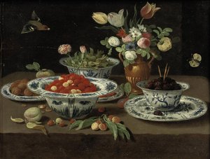 Fragole di bosco in una ciotola cinese di porcellana "kraak", more in una seconda ciotola in piedi su un piatto, vari fiori in un vaso di bronzo, limoni in un