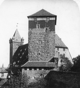 La torre pentagonale Funfeckiger Thurm, Kaiserstallung, Norimberga, Germania da Wurthle and Sons