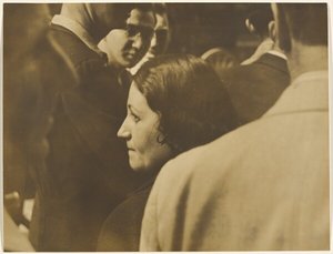 [Donna in mezzo alla folla].
