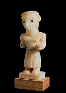 Statuetta di un uomo, iscritta del clan Madrarum, da Nugub, vicino a Beihan, Yemen del Sud, I-II secolo d.C.