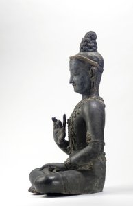 Bodhisattva in stile nepalese-cinese (lacca, stoffa, tracce di blu, oro e verde e foglia d