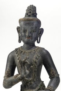 Bodhisattva in stile nepalese-cinese (lacca, stoffa, tracce di blu, oro e verde e foglia d