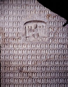 Arte cinese: stele dei mille Buddha. Periodo della Dinastia Zhou (Cheou). XI-III secolo a.C. Shanghai. Museo di Shanghai da Zhou Dynasty Chinese School