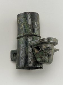 Copricerchio con perno a forma di testa felina (bronzo) da Zhou Dynasty Chinese School