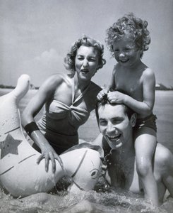 Famiglia felice in riva al mare", 1937 ca.