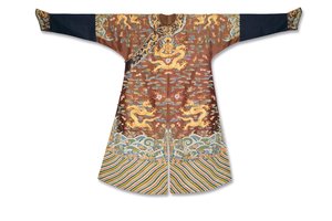 Abito Imperiale di Seta Ricamata con Draghi, Mangpao, Periodo Qianlong da Zong Fengying