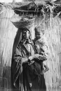 Una donna beduina che porta il suo bambino, Beersheba, c.1920