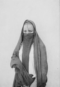 Una donna velata, Il Cairo, c.1910 da . .