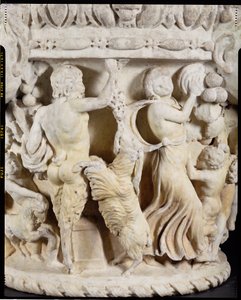 Capitello scolpito che raffigura Pan che prende in giro una capra impennata con un grappolo d