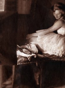 Danzatrice classica che si veste nel suo alloggio. 1929 (stampa) da . .