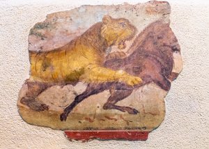 Dettaglio di un murale romano di un leone che attacca un cavallo., 2021 (foto)