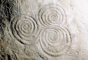 Dettaglio delle incisioni rupestri curvilinee nella tomba a corridoio dell