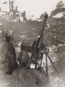 Seconda guerra mondiale (1939-1945): due tiratori anticarro russi difendono una fabbrica vicino a una ferrovia durante la battaglia di Stalingrado (Russia) nel 1942