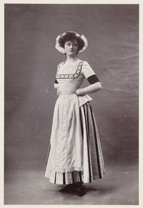 Ritratto edoardiano, donna in abito del XVIII secolo
