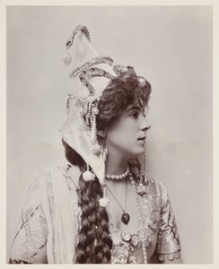 Ritratto edoardiano, donna in costume esotico da John Pardon