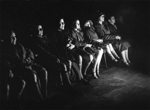 Bambini al cinema che guardano un film di Walt Disney da Ferdinand Georg Waldmuller