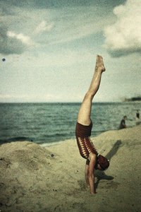 Eva fa una verticale, c 1920s