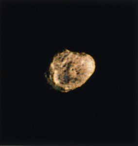 Iperione, una delle lune di Saturno, fotografata da Voyager 2 da Ferdinand Georg Waldmuller
