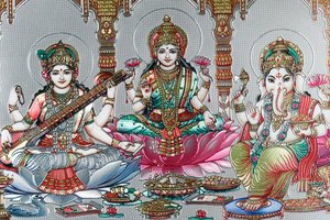 Lakshmi, la moglie di Vishnu, è la dea della prosperità, della buona fortuna e della bellezza. Ganesh