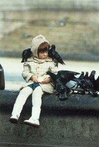 Bambina con piccioni