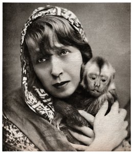 Mistinguett con una scimmietta