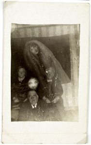 Fenomeno paranormale: ritratto di tre persone anziane, lo spirito di una donna che appare dietro di loro, verso 1920 da Frederick (attr. to) Barnard