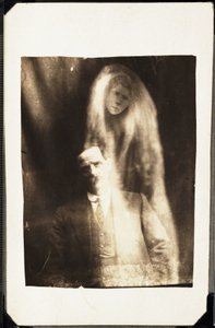 Fenomeno paranormale: ritratto di un uomo e dello spirito della sua moglie che appare dietro di lui, verso 1920 da Frederick (attr. to) Barnard