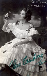 Ritratto di Clara Drum nella commedia "Little Bohemia" da . .