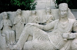 Rilievo che raffigura una famiglia palmirena, probabilmente c.10°-8° secolo a.C.