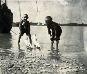 Scena di spiaggia, ritratto di due ragazzi, circa 1900-1905 da Frederick (attr. to) Barnard