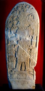 Stele 4 da Machaquila, Peten, Guatemala, periodo classico tardivo, 6 maggio 820 d.C.