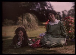 Due ragazze in un giardino da Frederick (attr. to) Barnard