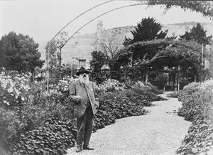 Claude Monet nel suo giardino a Giverny, 1925