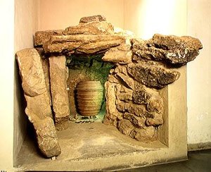 Ricostruzione di una tomba etrusca con urna da after Etruscan