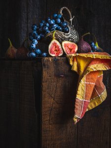 Composizione floreale "Moody Fruit" da alan shapiro