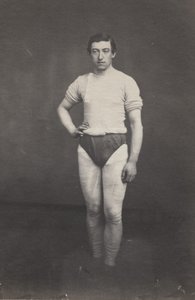 Giovane uomo in abbigliamento atletico da attributed to Oliver H. Willard